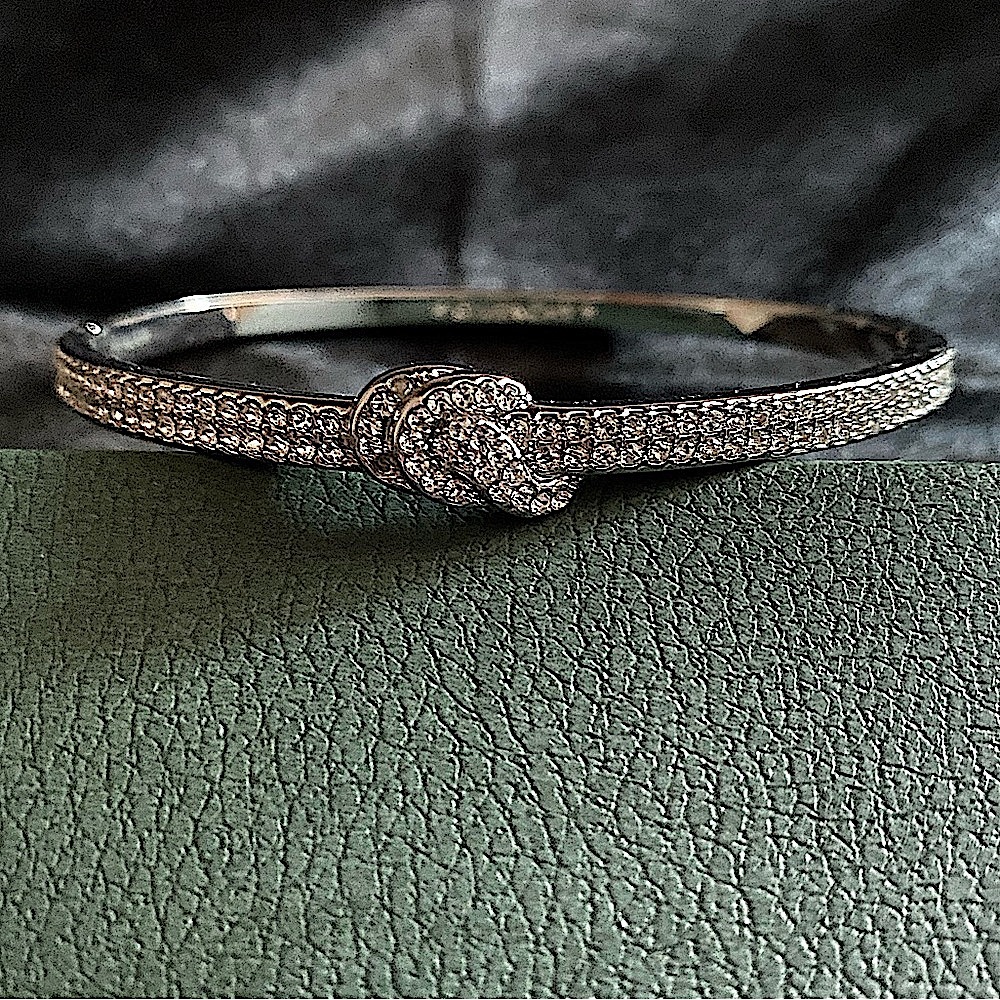 ✨Givenchy - Crystal Pavé Knot Bangle Bracelet✨
NWOT/NO ORIGINAL BOX - Picture 3 of 16